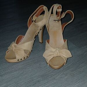 Polo Ralph Lauren Strappy Tan Leather Bow accent wooden Heels Sz 7 NWOT